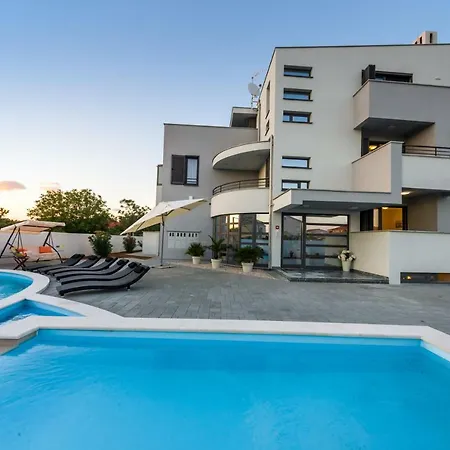 Apartament Menalo *